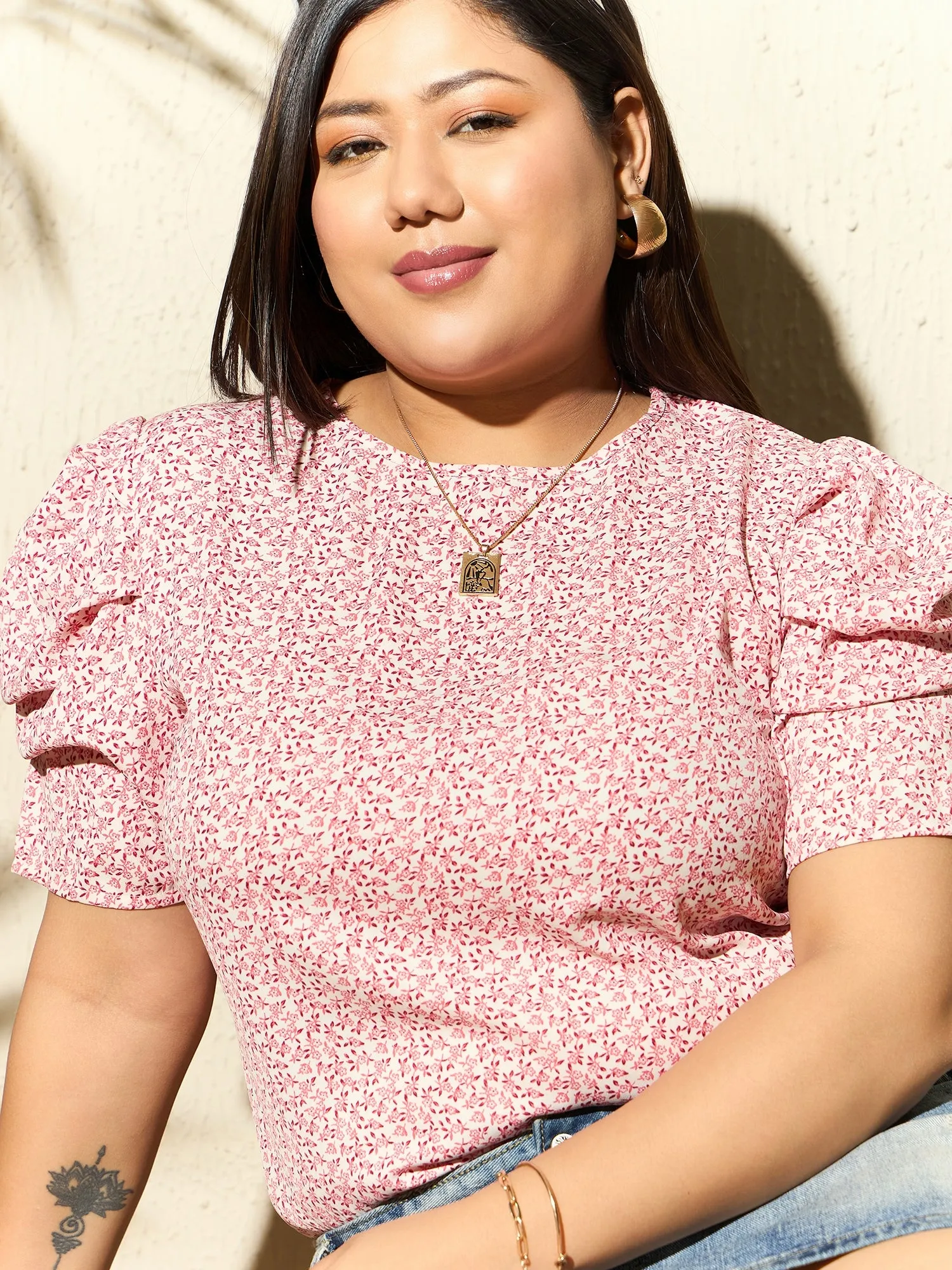Berrylush Curve Women Pink Ditsy Floral Puff Sleeve Blouse
