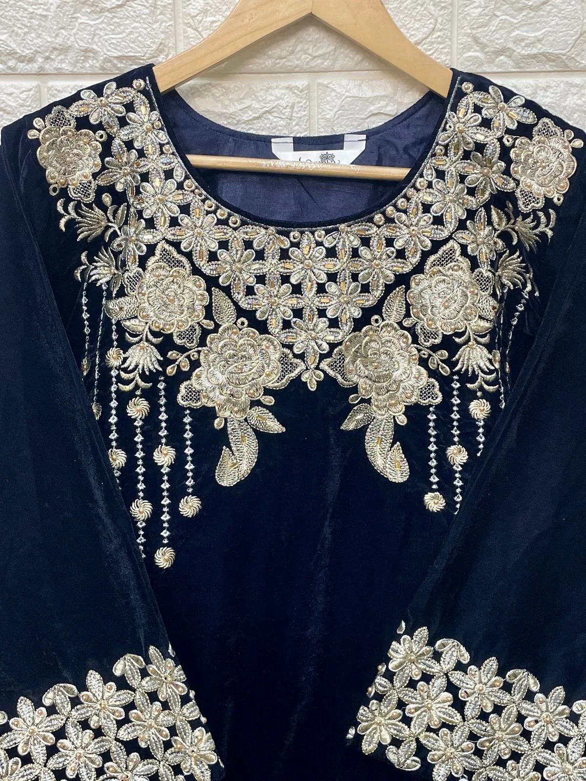 LAXURIA TRENDZ  D.NO. 1223 PAKISTANI SUITS