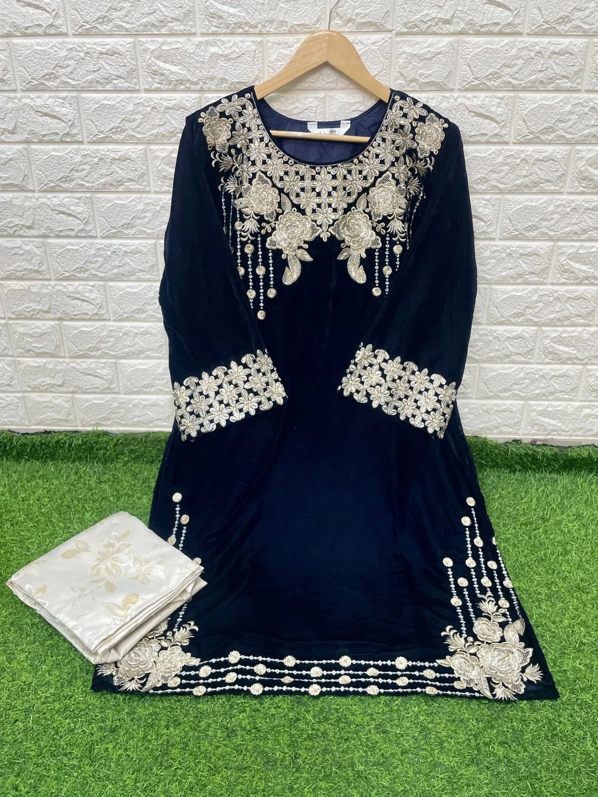 LAXURIA TRENDZ  D.NO. 1223 PAKISTANI SUITS